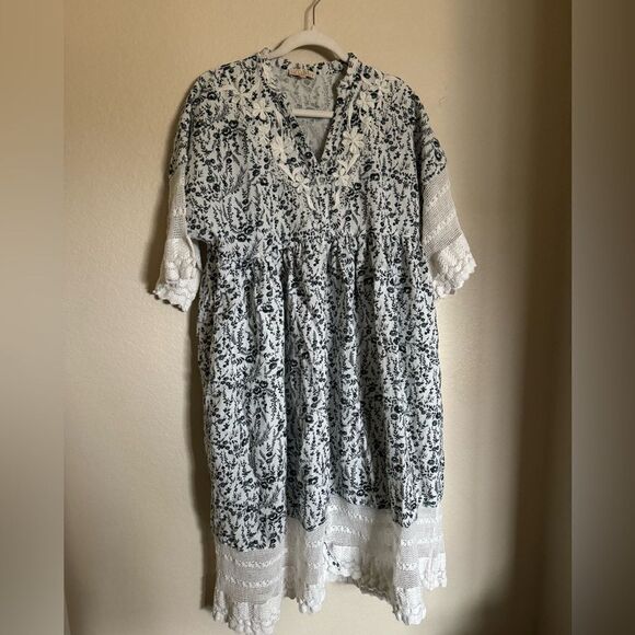 By Timo‎ Floral Boho Embroidered Poplin Midi Dress Sz Medium Crochet Lace Trim - Picture 1 of 9